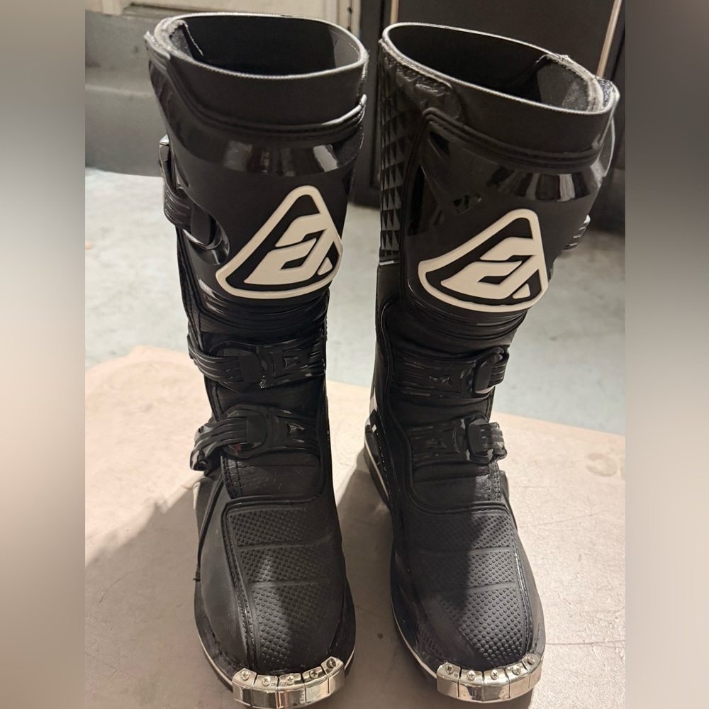 Answer youth black riding boots brand new never used. Youth size 5